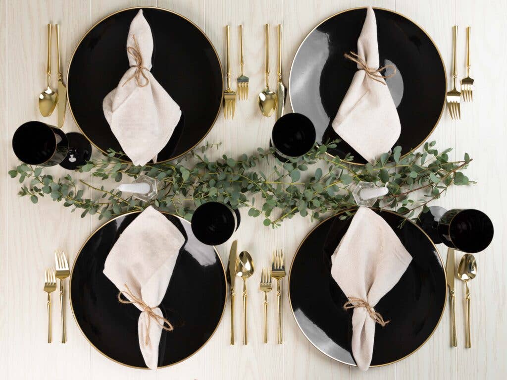 EcoQuality - Wholesale Charger Plate - 13" Plastic Black Charger Plates Gold Rim2