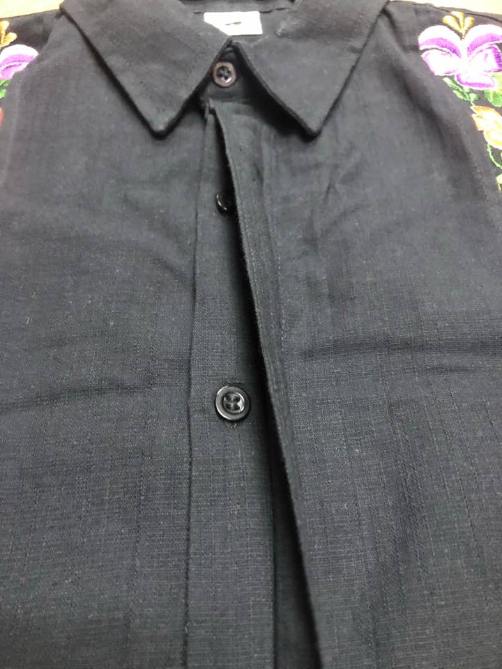 Cielito Lindo – Camisa de botões - Homem por atacado – Guayabera de Linho Preto Masculino com Bordado Floral5