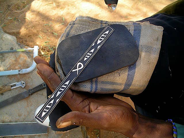 UNTIL THERES A CURE FOUNDATION – wholesale Manschettarmband – Handsnidad afrikansk konst armband7