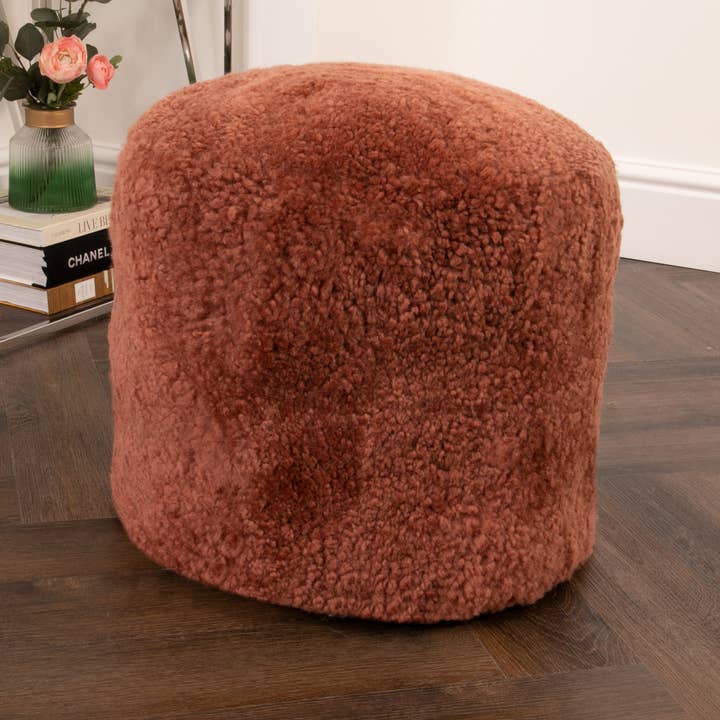 Native Natural – wholesale Sittpuff – Korall kort lugg fårskinnspuff