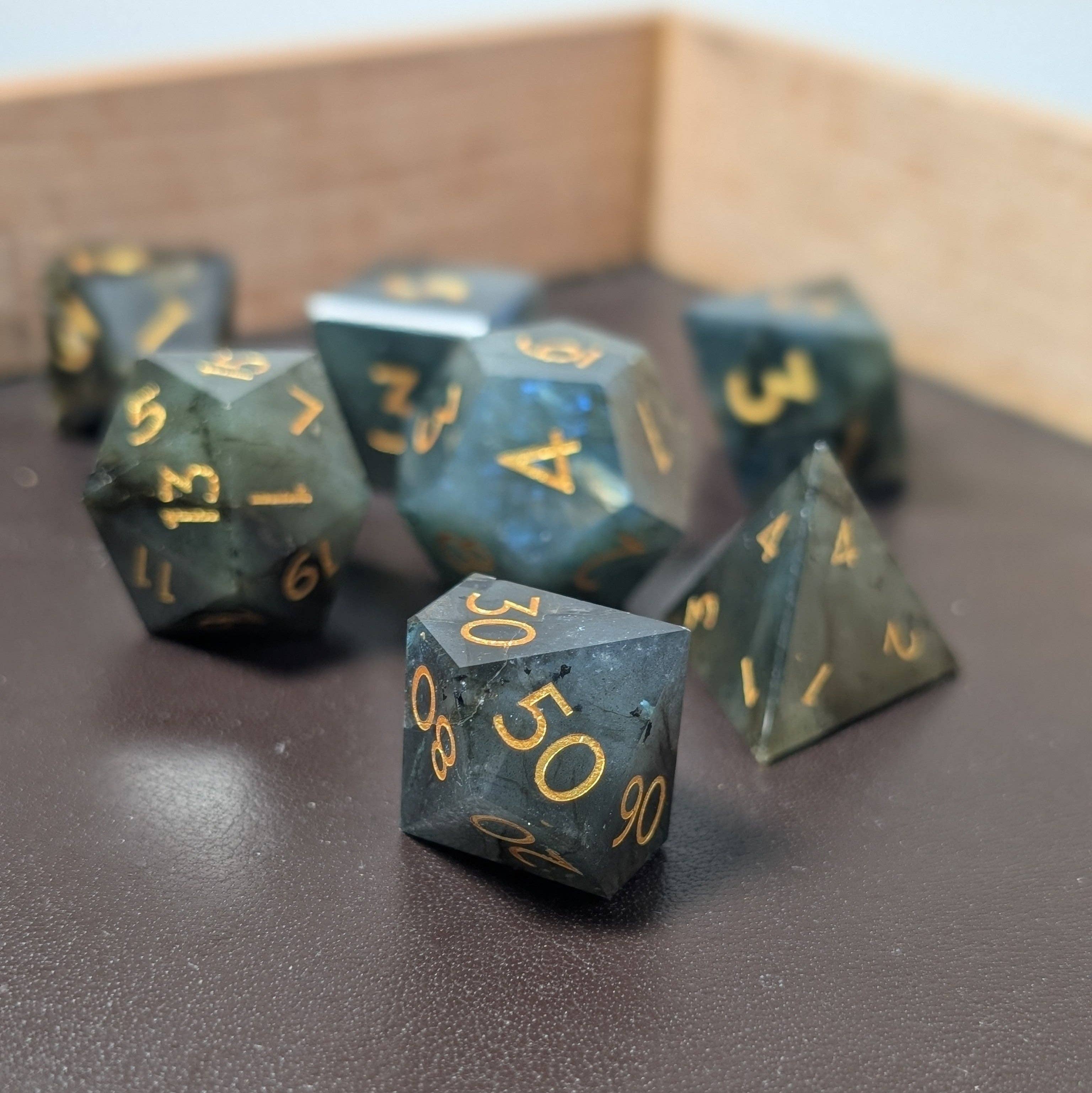 EBONWOOD – wholesale Tärning – Labradorit - 7-delars tärningsset i ädelsten5