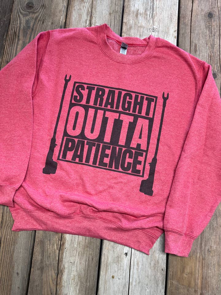 Straight Outta Patience Sweatshirt med rund hals for engroshandel hos Diamond Horseshoe Trading Co