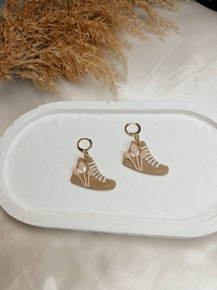 Boho Sneaker Huggies | Brincos artesanais de argila de polímero por atacado de LivCreated