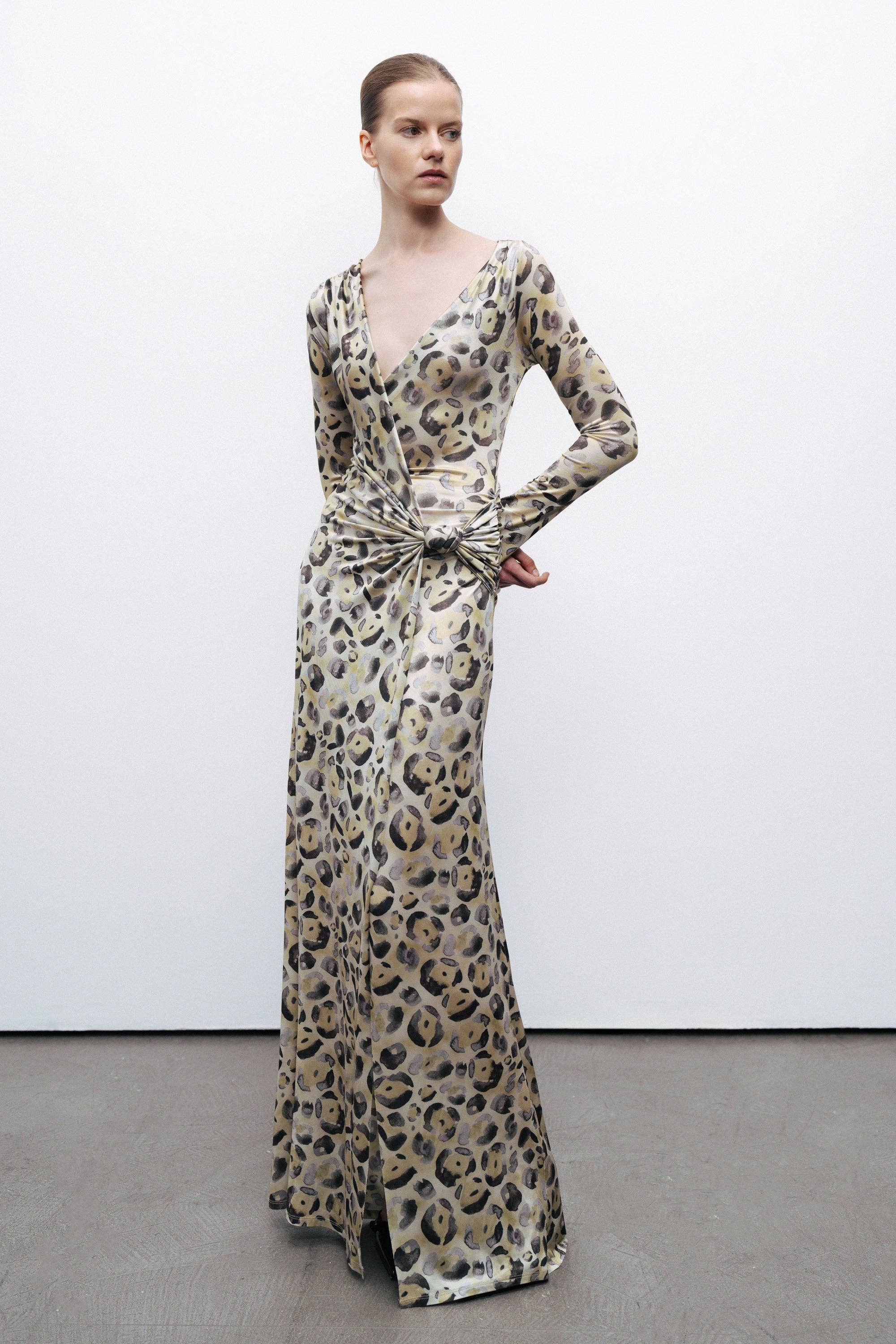 Variante Vestido maxi com detalhe torcido para venda a revendedores na Faire1