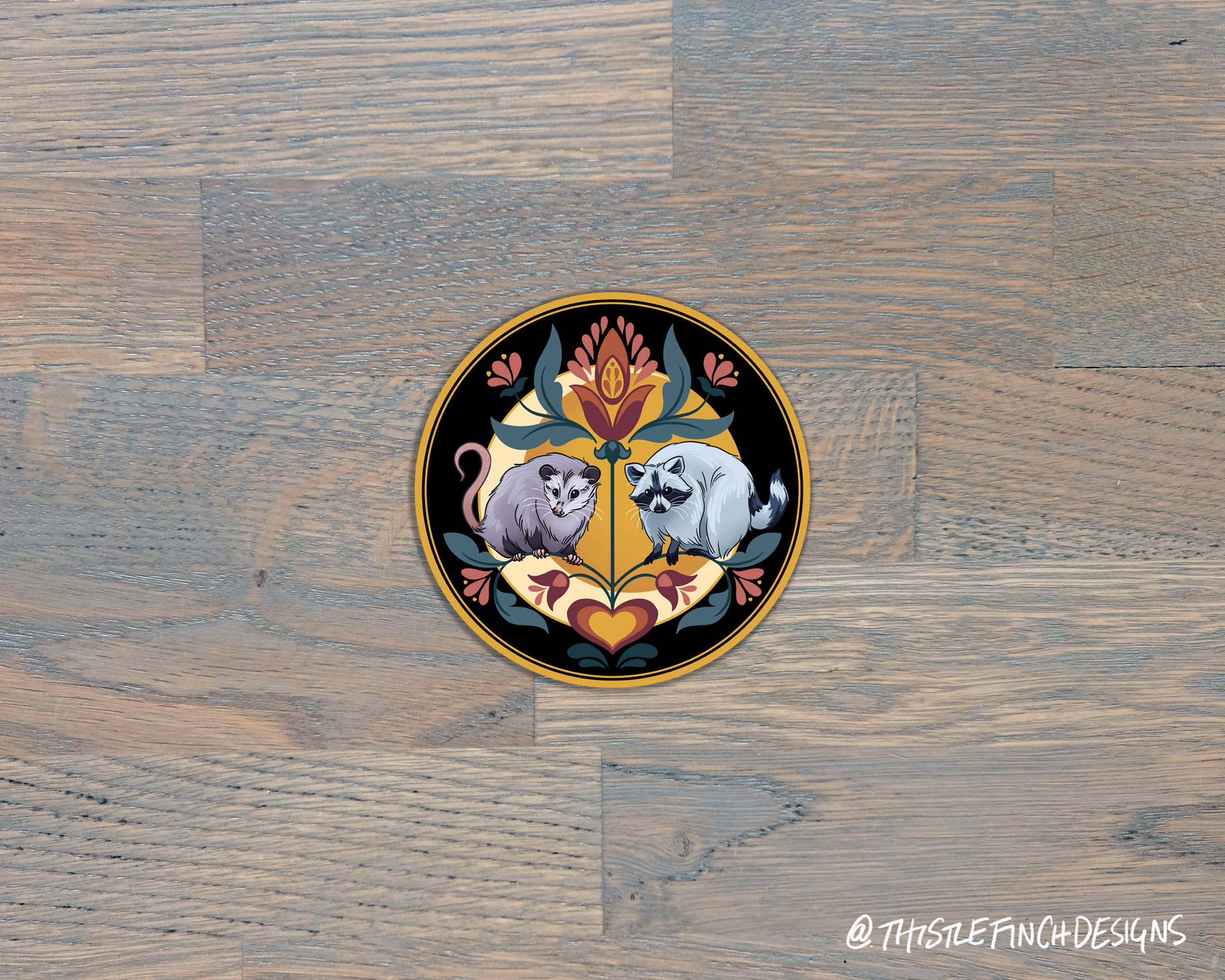 Thistle Finch Designs – Großhandel Aufkleber – Niederländischer Vinylaufkleber mit Hexzeichen, Motiv Waschbär und Opossum, PA1