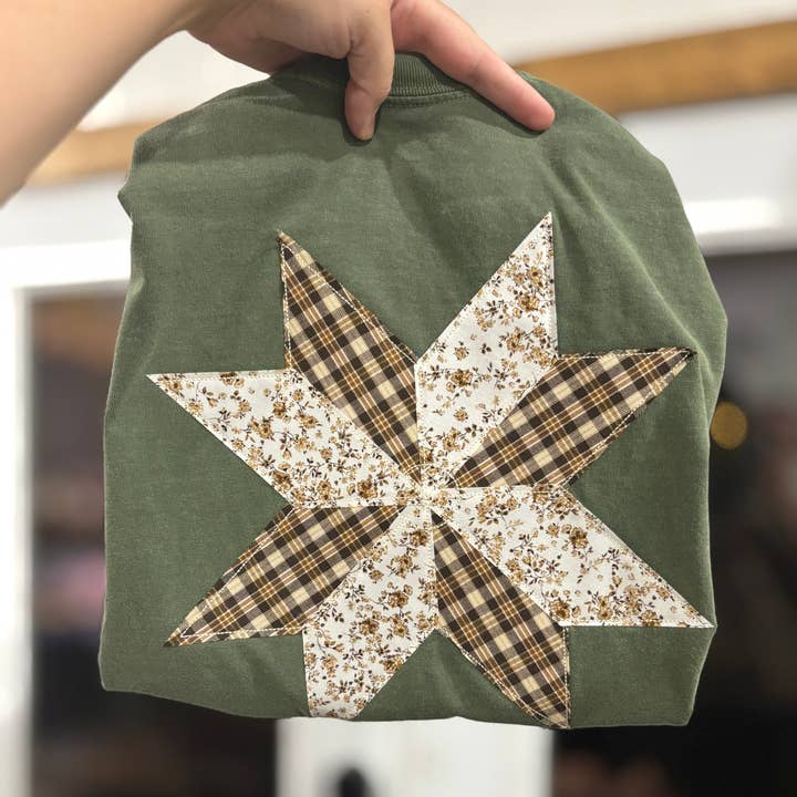 Camiseta Bordada con Estrella de Colcha Cottage Core para venta al por mayor de Chicken Scratch Design Co.