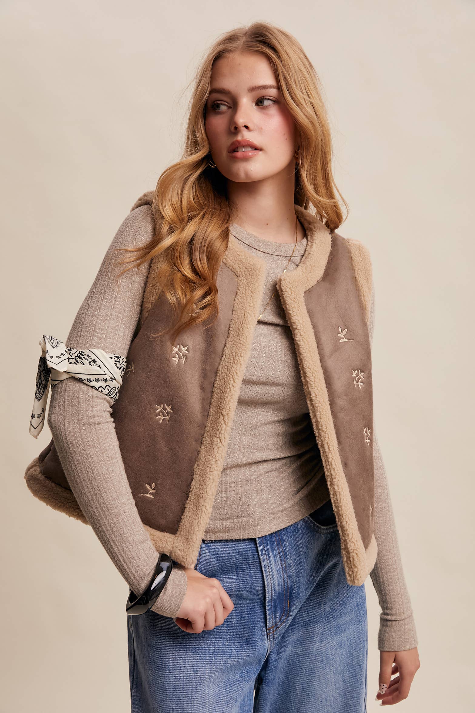 Listicle - Vendita all'ingrosso Gilè imbottito - Donna - Gilet in Finta Pelle Scamosciata Ricamata con Pelliccia Sintetica19