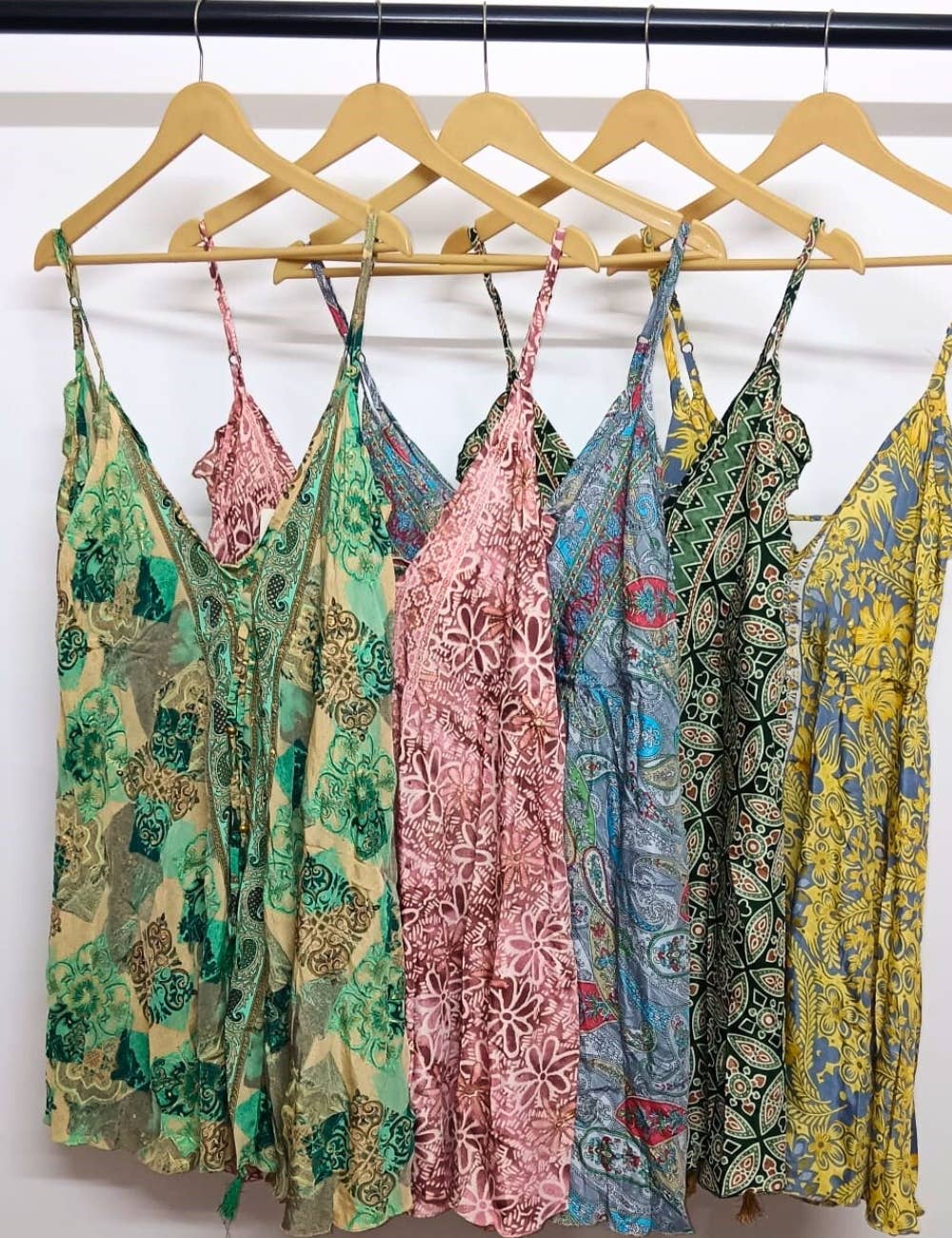 Wevez – wholesale Klänning - Dam – Boho blommig tryckt spaghettirem V-ringad miniklänning för kvinnor1