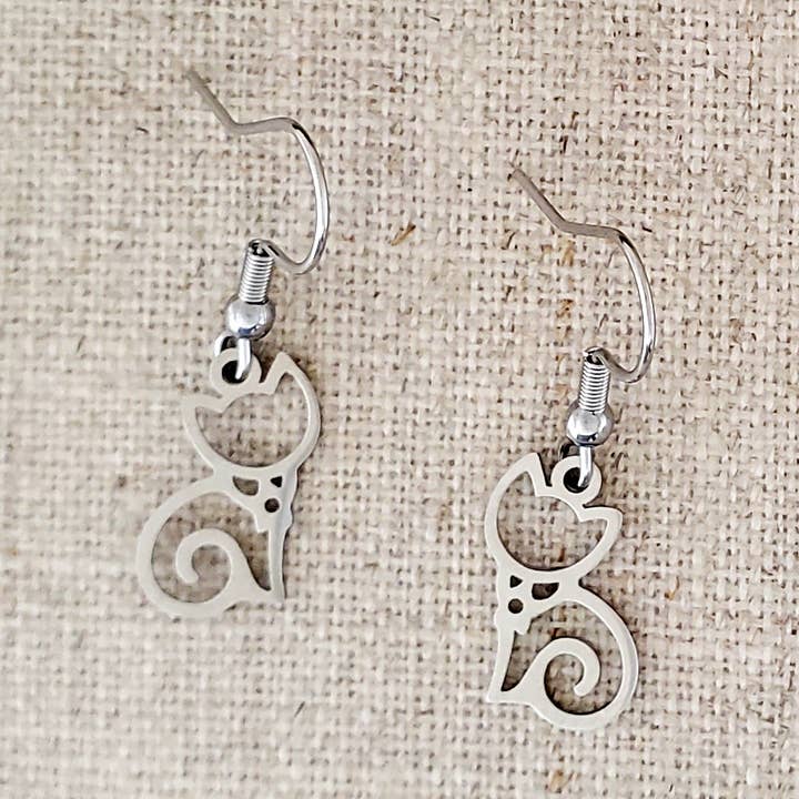 Boucles d'oreilles en acier inoxydable petit chat avec queue enroulée pour la vente par Covaly Artisan Jewelry