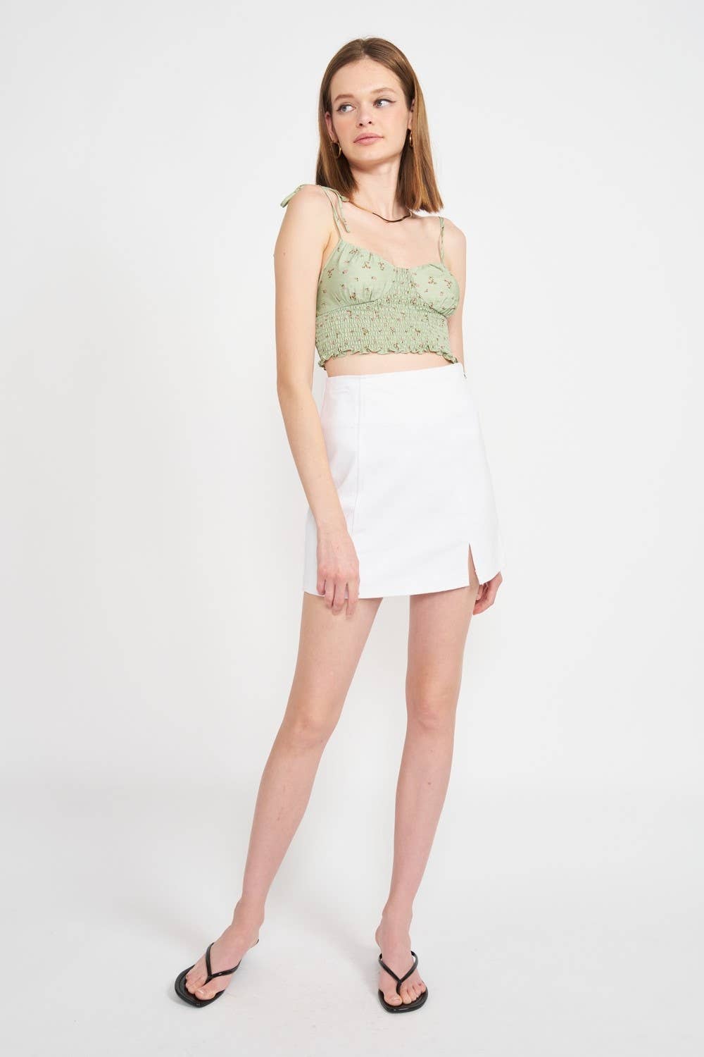 DENIM BRANCO MINI SAIA JEANS COM FENDA NA COXA para venda a revendedores na Faire2