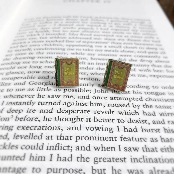 Marshall and Rose – Großhandel Ohrstecker – Ohrstecker Buch Medaillon Kleine Frauen - Grünes Filigran1