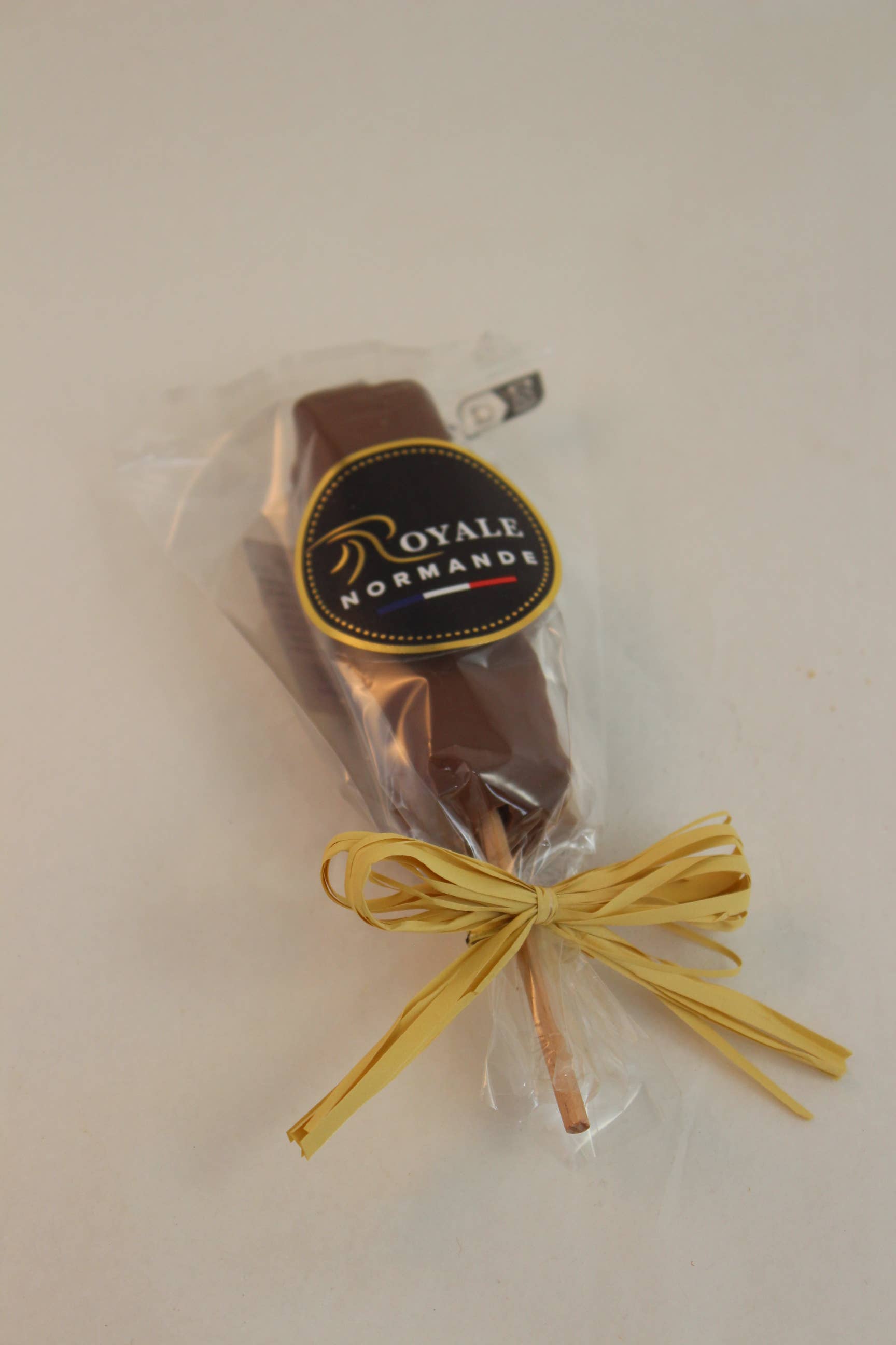 Royale Normande Chocolaterie - Wholesale Chocolate Covered Sweets - MILK CHOCOLATE MARSHMALLOW LOLLIPOP 25g S006