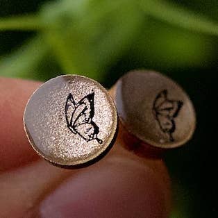 Orecchini a bottone con gemme - Fatti a mano su ordinazione per la vendita all'ingrosso da parte di Naoi