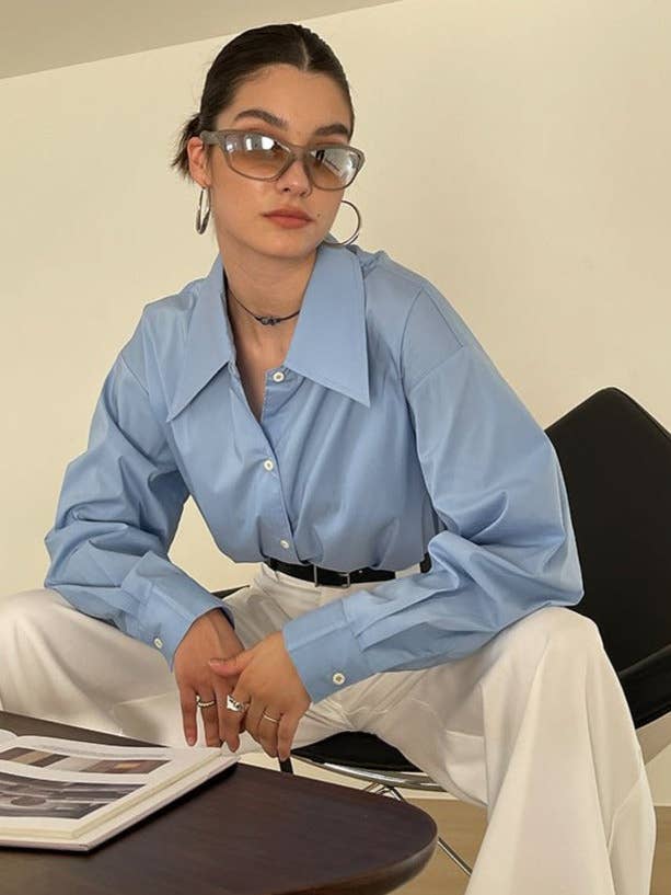 Blusa a maniche lunghe con colletto a punta e vestibilità ampia / Azzurro chiaro per la vendita all'ingrosso da parte di Prod Bldg