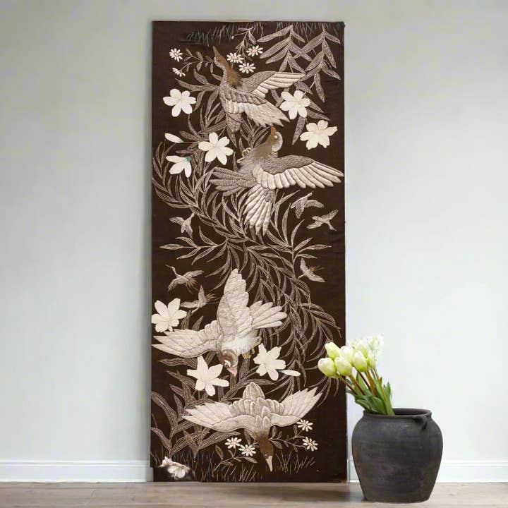 Art textile brodé d'oiseaux volants du milieu du siècle pour la vente par De-cor