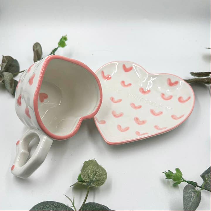 Handgefertigte Keramiktasse mit Herzform und passendem Untersetzer für den Großhandel von Chow's Stories