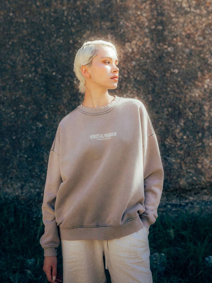 Sweat-shirt Guerrier spirituel unisexe - Beige pour la vente par Rock on and Namaste
