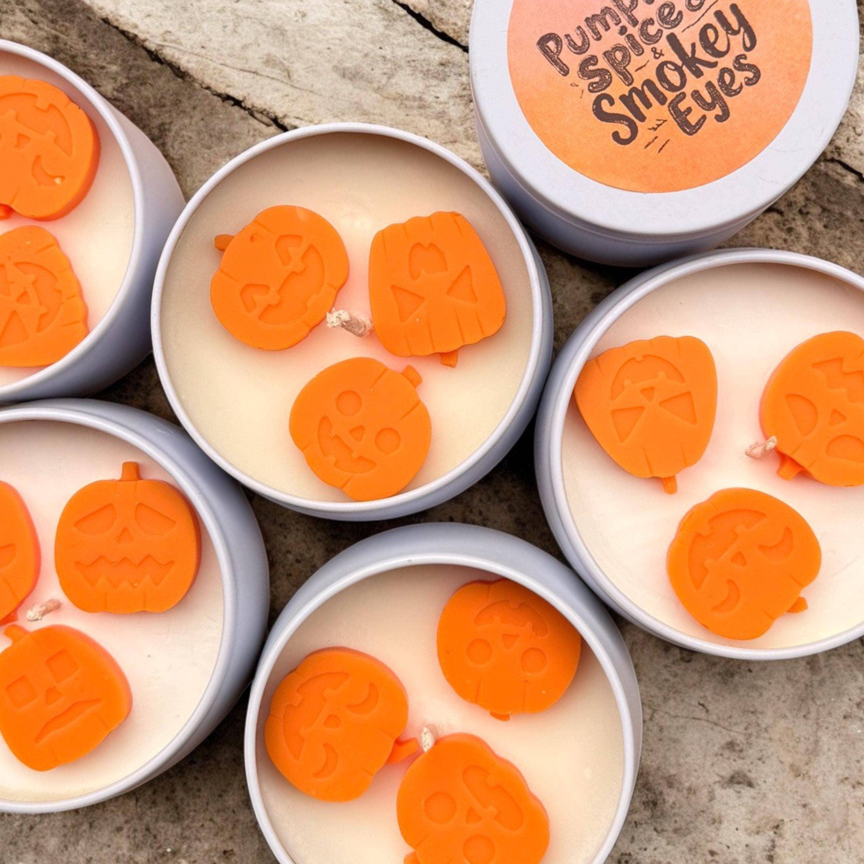 Karly’s Candles – Engroshandel Rejsestearinlys – Halloween Græskar Sojavokslys i 4oz Dåsekrukke0