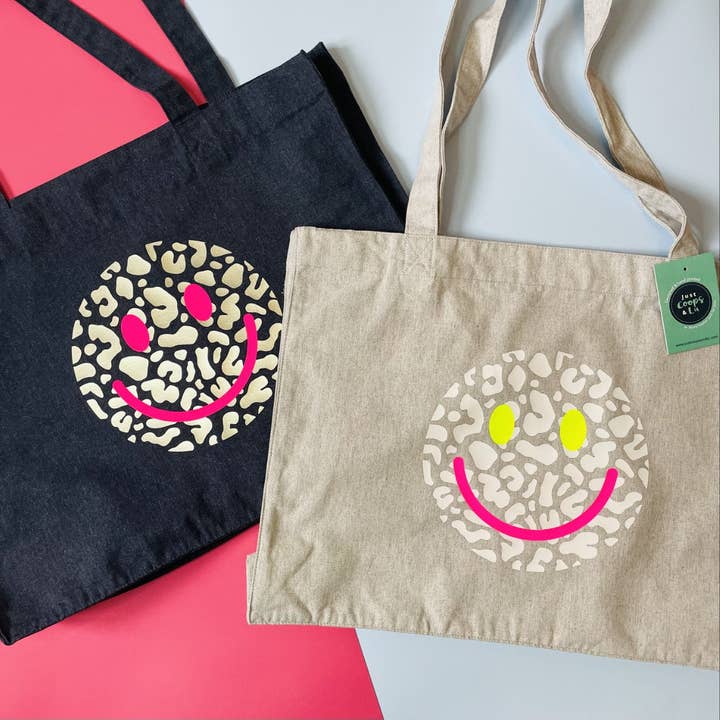 Leopard Smiley - XL-Tragetasche aus recyceltem Material für den Großhandel von justcoopsandlu