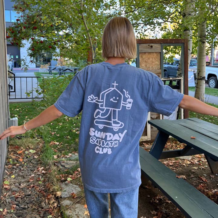 NIEUW! "SUNDAY SABBATH CLUB" PREMIUM COMFORT COLOR T-SHIRT voor wholesale door He Would Love First