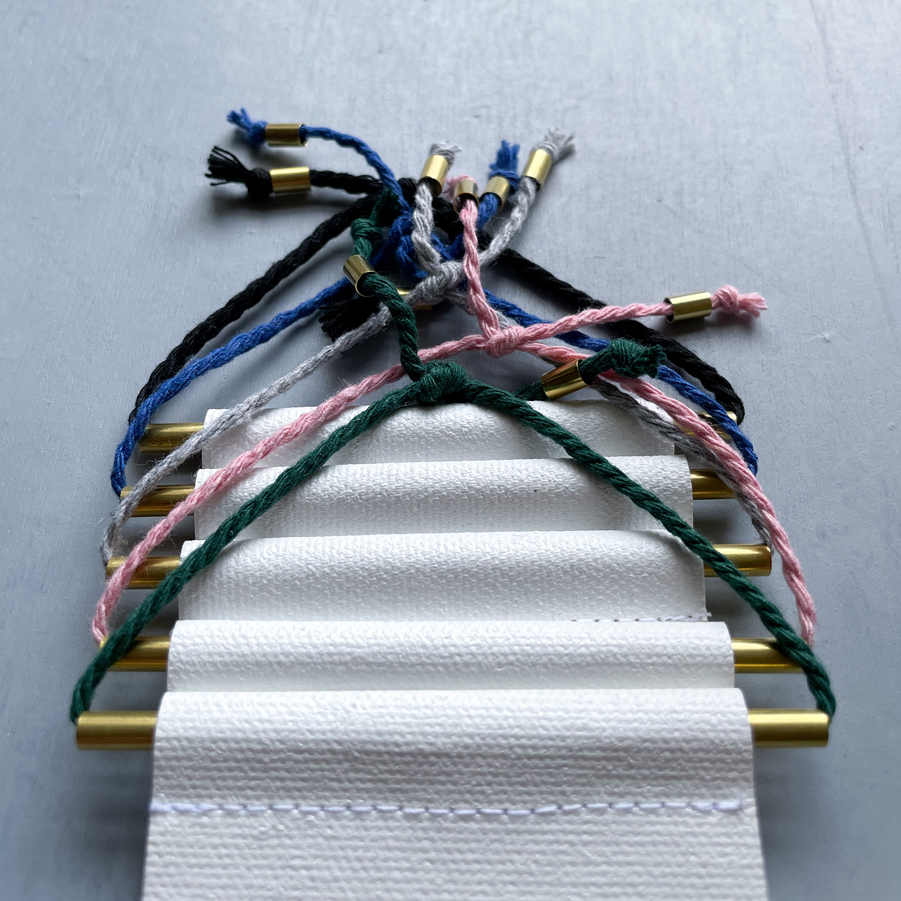 Studio 336 – wholesale Banderoll – Fjädrande mässing och sträng hängande banderoll3