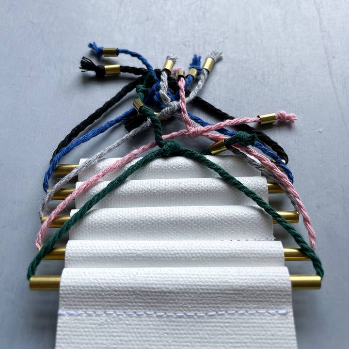 Studio 336 – wholesale Banderoll – Fjädrande mässing och sträng hängande banderoll3