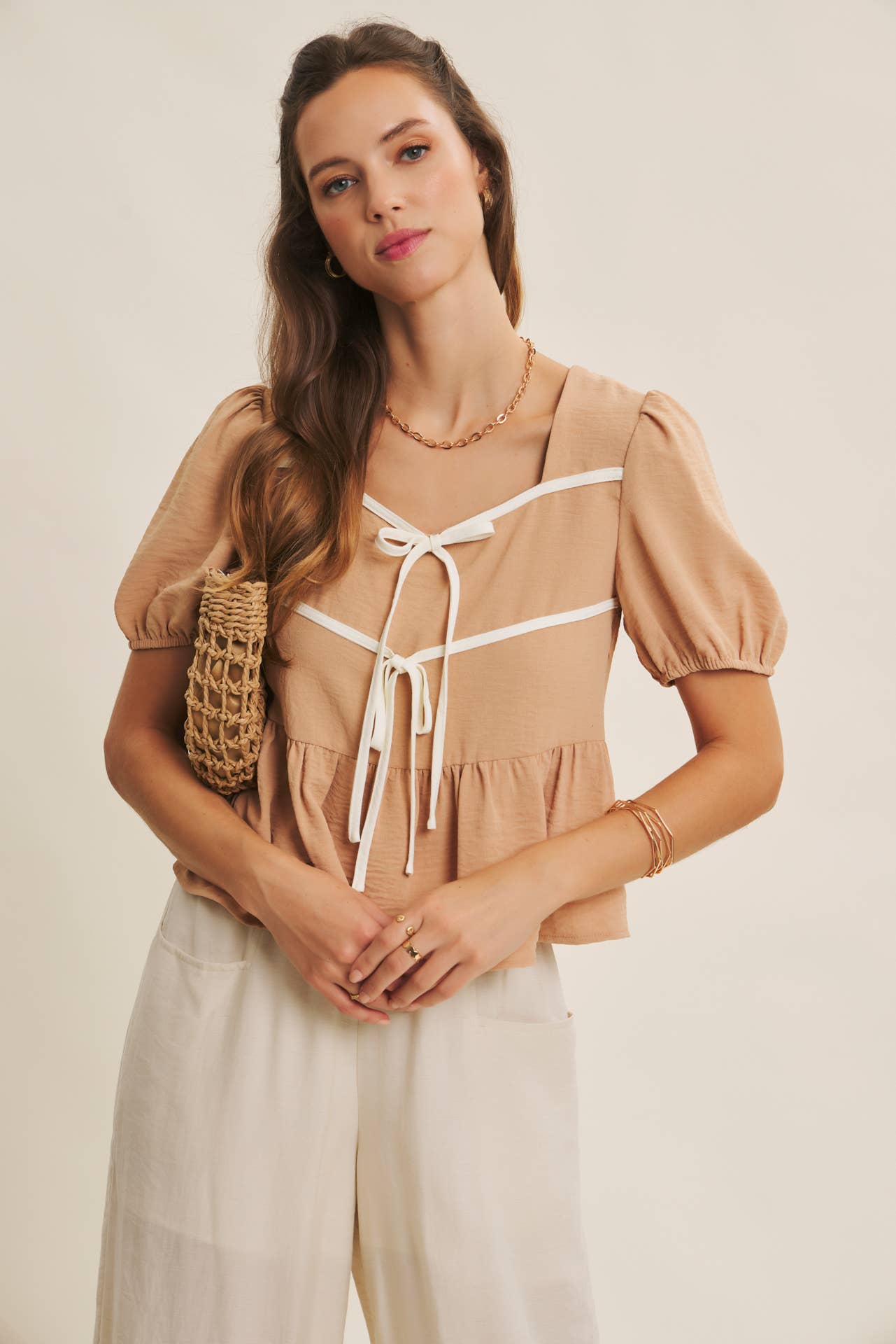 in february - Vente Chemisier – femme - BLOUSE BABYDOLL CHARMANTE AVEC NŒUDS CONTRASTÉS2