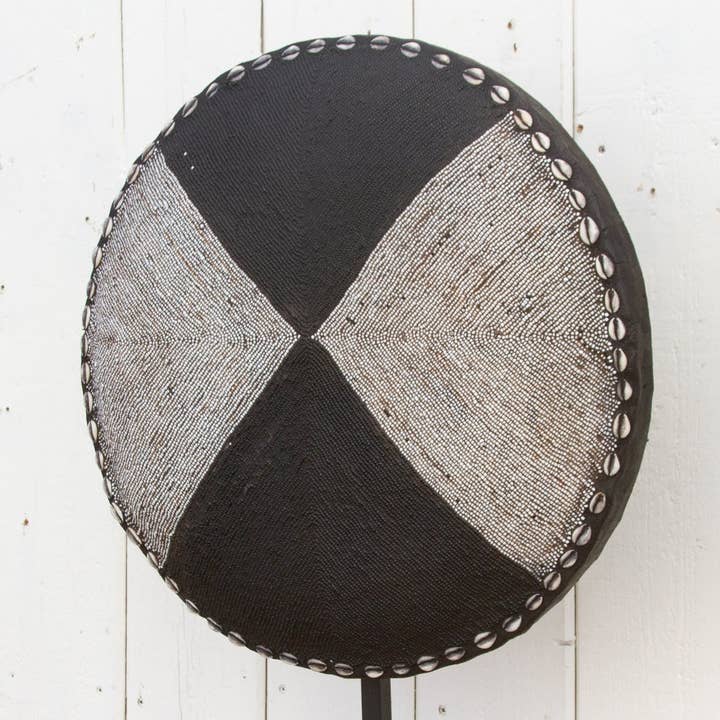 De-cor - Venta al por mayor Bandejas/platos/boles decorativos - Escudo africano con cuentas en blanco y negro sobre soporte2