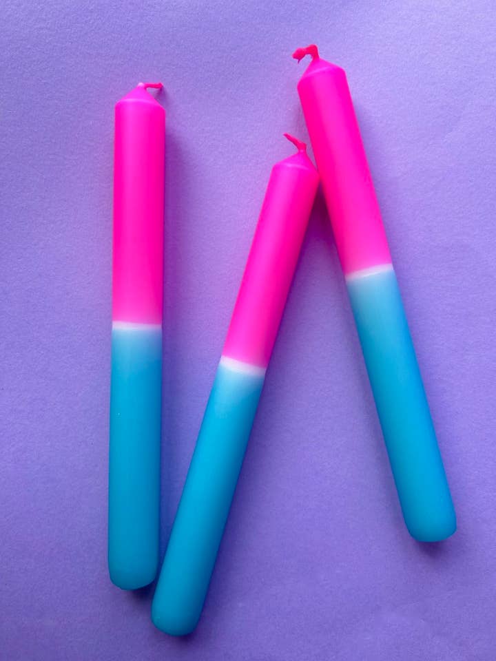 Trio de bougies à trempage aux couleurs bubblegum pour la vente par The Colour Emporium