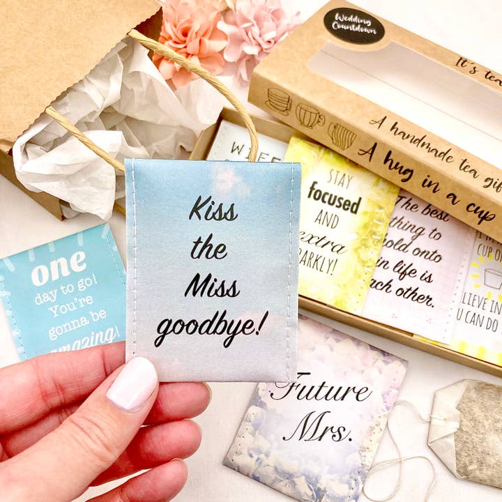 Coffret cadeau de thé à rebours de mariage pour la mariée pour la vente par Victoria Mae Designs