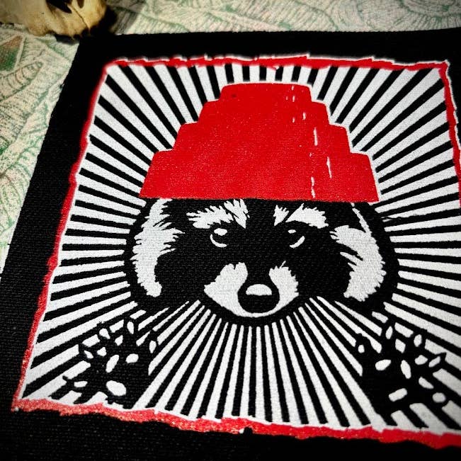 Three Raccoons - Vente Écusson - Sommes-nous pas ringards ? Raton laveur avec un écusson de chapeau Devo.1