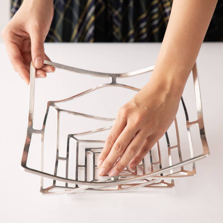 Panier en étain pliable de taille moyenne, flexible et élégant, décoration de cuisine, décoration d'intérieur unique, espace de vie pour la vente par House of Shokunin