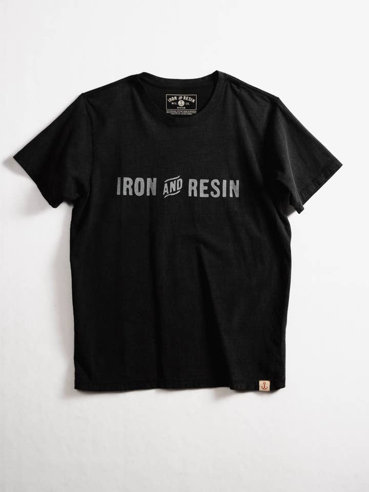 Jern og harpiks Tee for engroshandel hos Iron & Resin