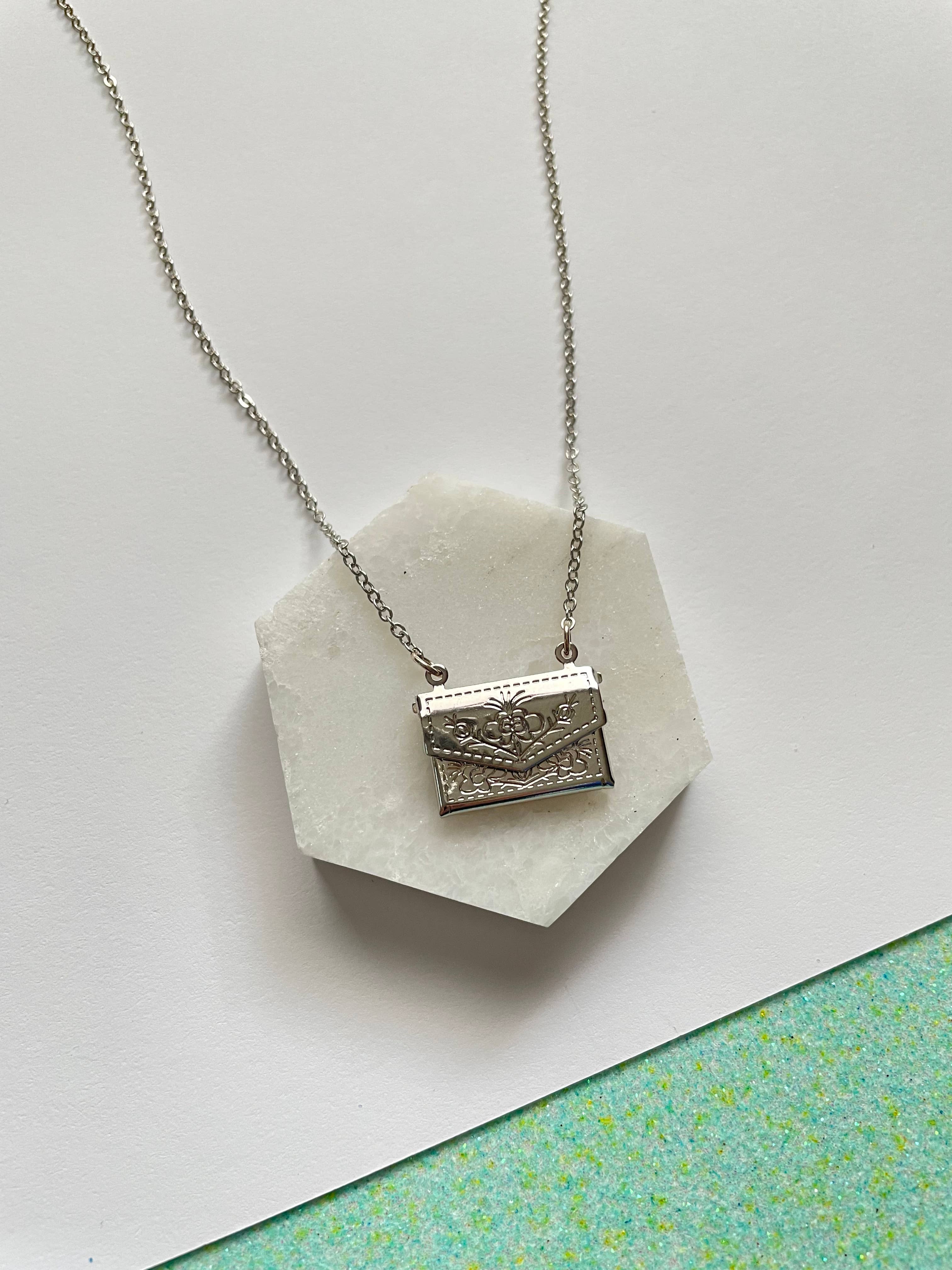 Qurio Studio - Vente Collier à médaillon - Enveloppe de collier lettre d'amour avec médaillon3
