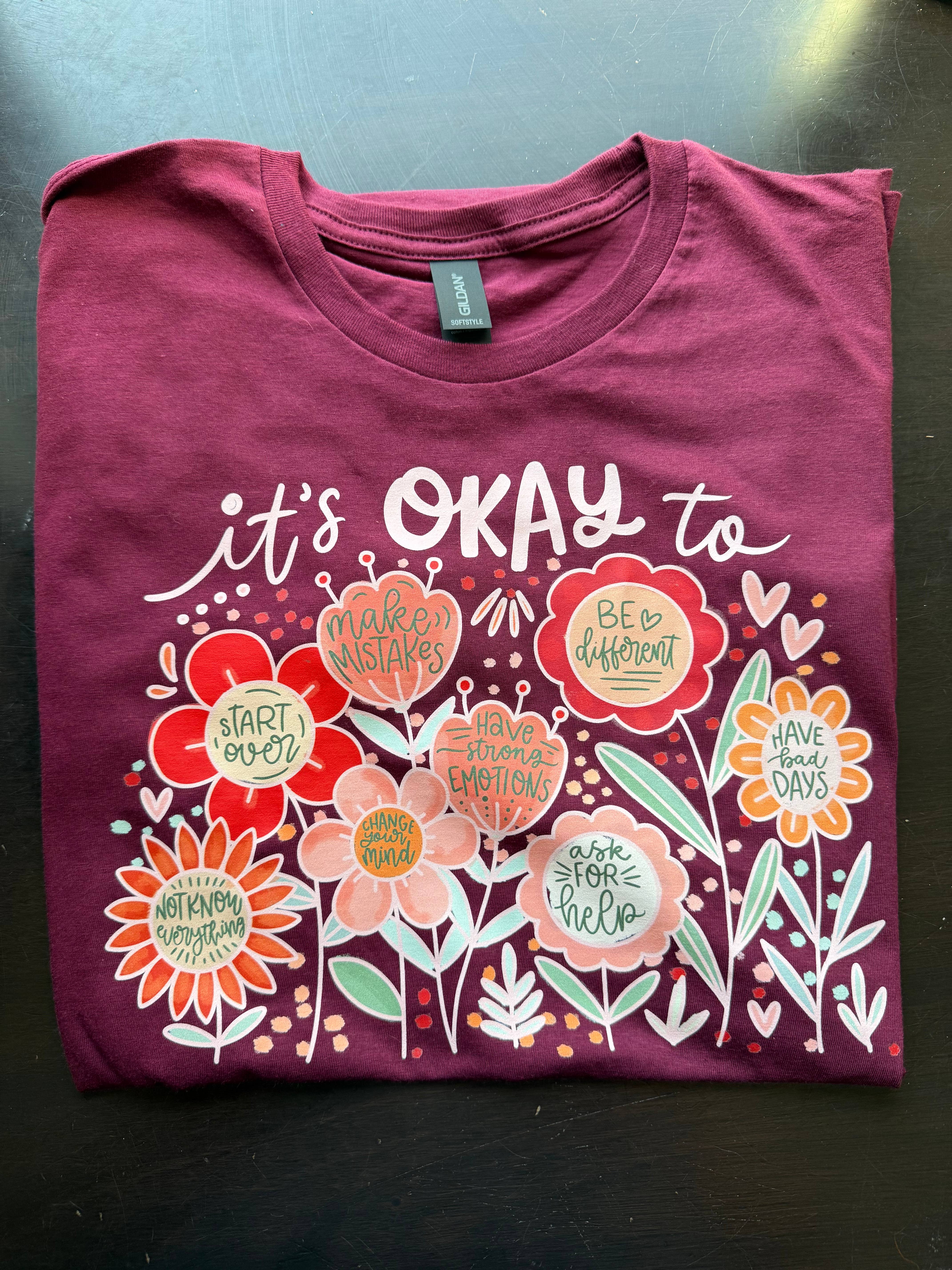 Poppy & Aster – Engroshandel T-shirt med print - Dame – Det er okay at være T-shirt0