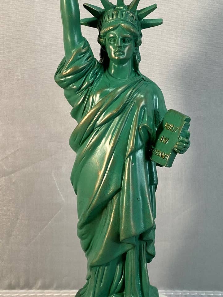 Statue de la Liberté verte de 8,25" 24/caisse pour la vente par ZIZO USA INC