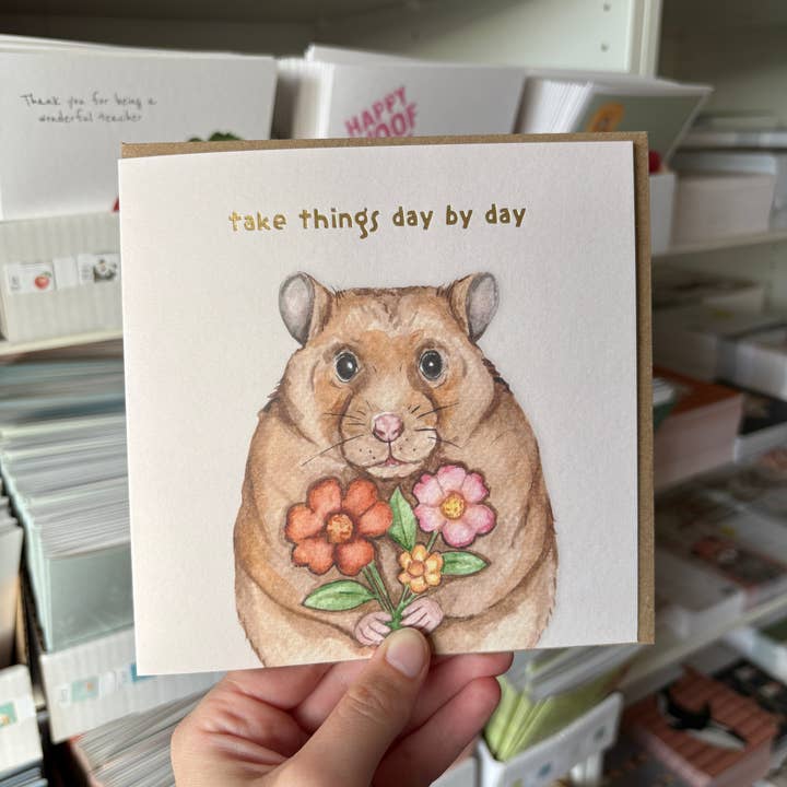 Carte en feuille d'or "Hamster Prend les Choses au Jour le Jour" pour la vente par lil wabbit