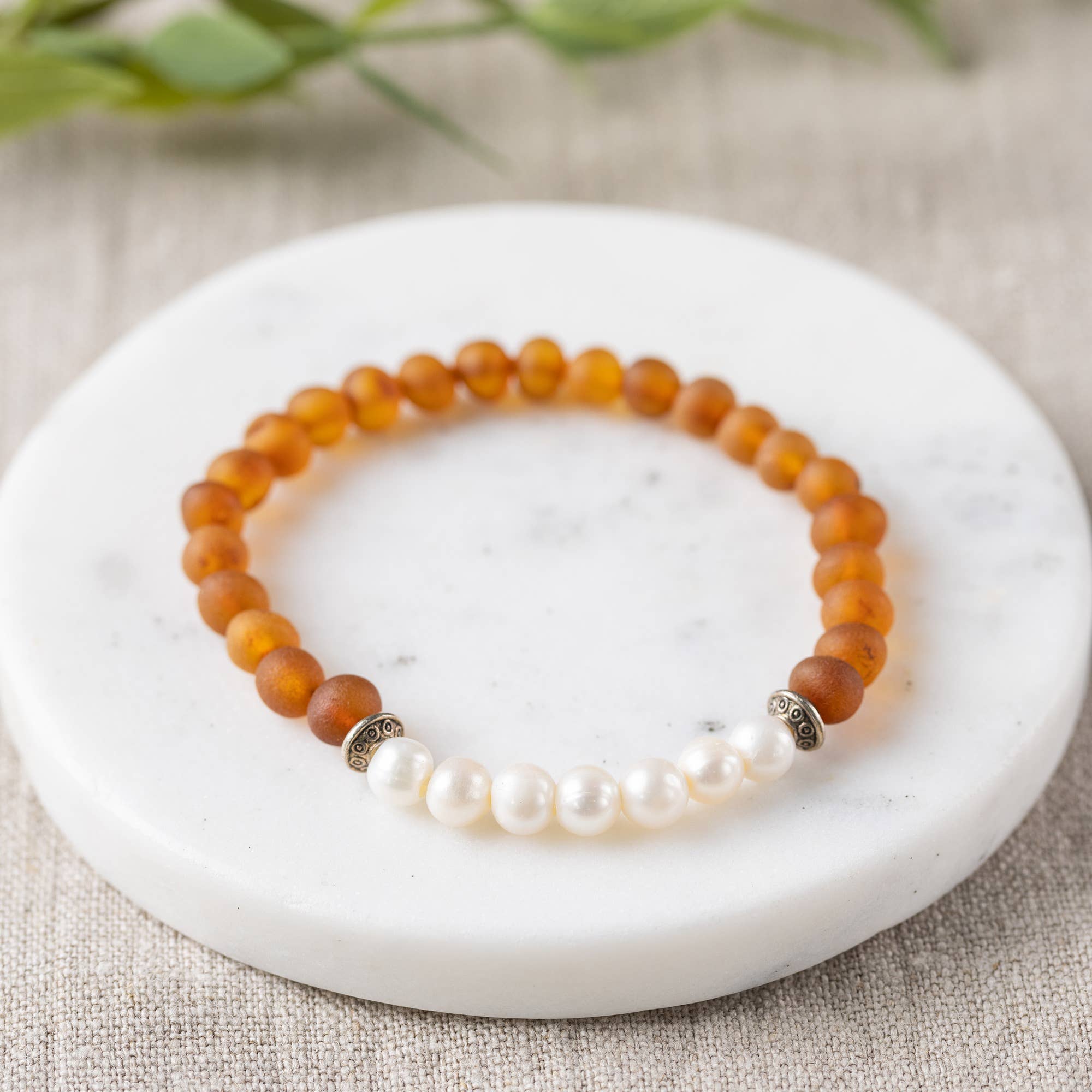 R.B. Amber Jewelry - Vendita all'ingrosso Bracciale con perline - Adulti | Bracciale in perle d'acqua dolce e ambra color cognac grezza0