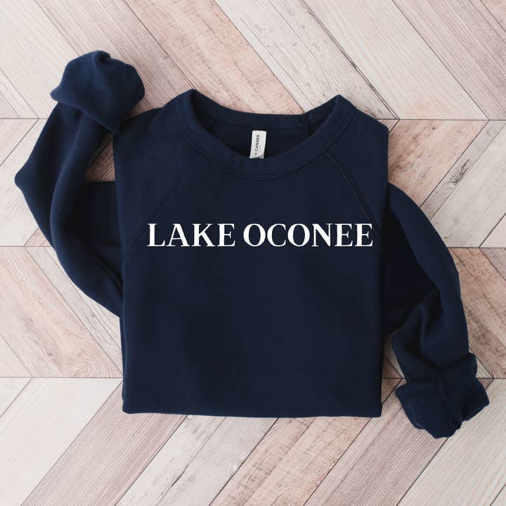 Navyblaues Sweatshirt aus Canvas mit charakteristischem Namen Bella mit Seenamen für den Großhandel von Lake and Local Wholesale