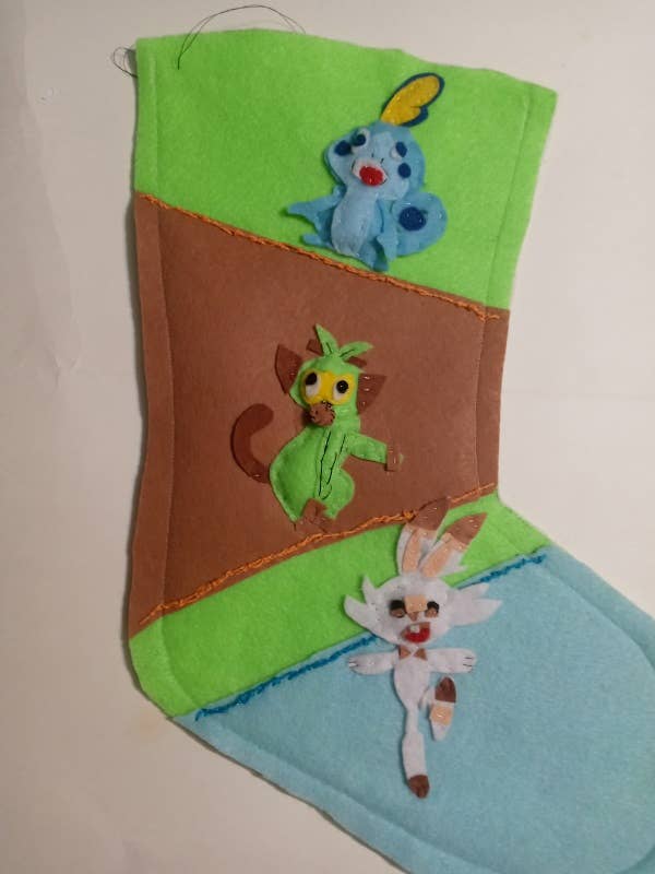 Grookey-strumpa, Glad juldekoration, LXL47 för wholesale av BLUE RIBBON ORNAMENTS