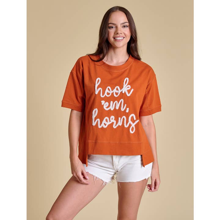 Le haut boxy en script pailleté | Texas pour la vente par Stewart Simmons