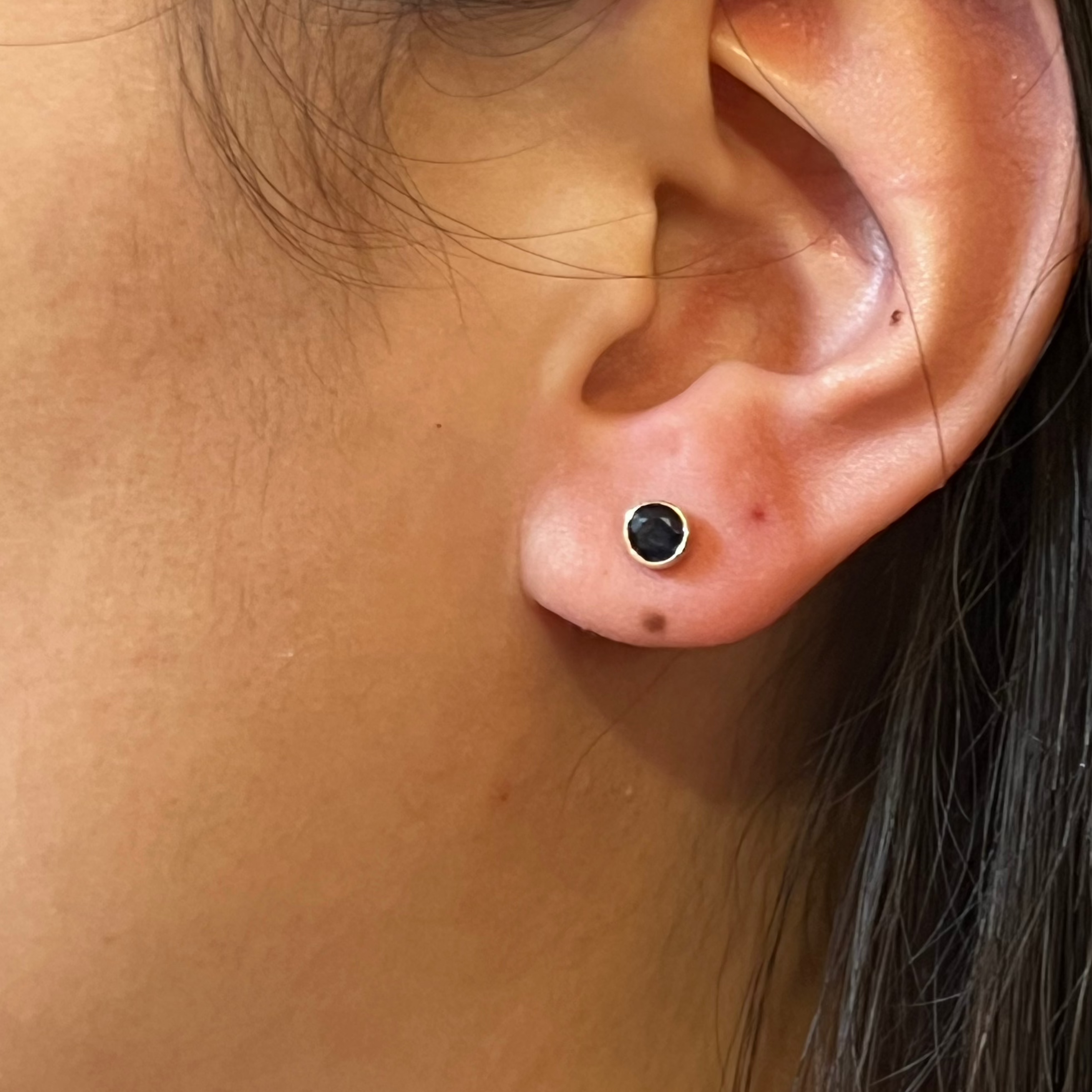 Mabel Chong - Wholesale Knopjes/oorstekers - Ronde geslepen saffier studs2