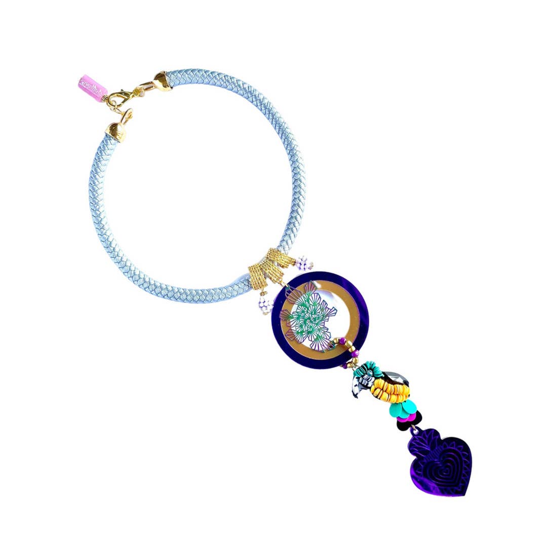 Roselinde – Großhandel Medaillon-Ketten – Kette mit Anhänger „Lake“ aus Methacrylat, Harz, gesticktem Papagei und Metallfiligran0