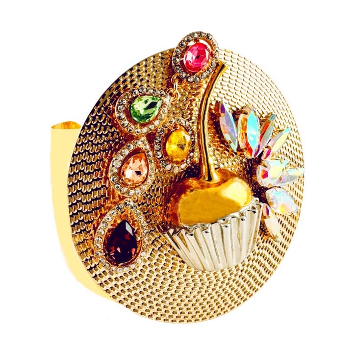 Bracelet manchette géométrique en or avec strass et cerise. pour la vente par MizDragonfly