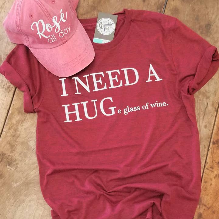 *GROSSIST* Jag behöver ett STORt glas vin - Vino Röd T-shirt för wholesale av The Graphic Tee
