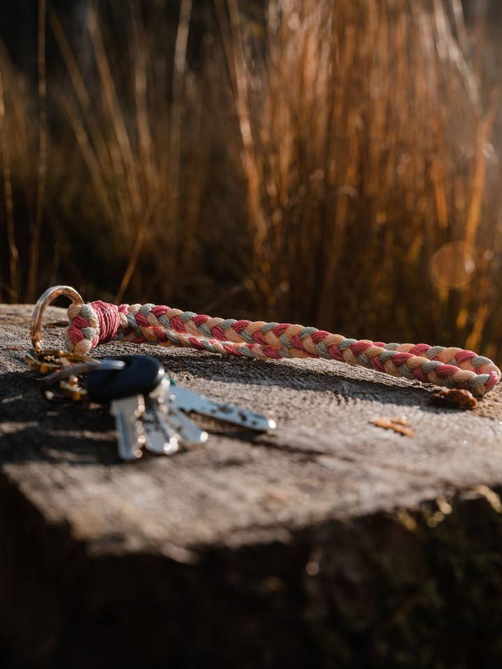 Handgevlochten sleutelhanger 'Bombay' van gewaxte garen voor wholesale door Attached