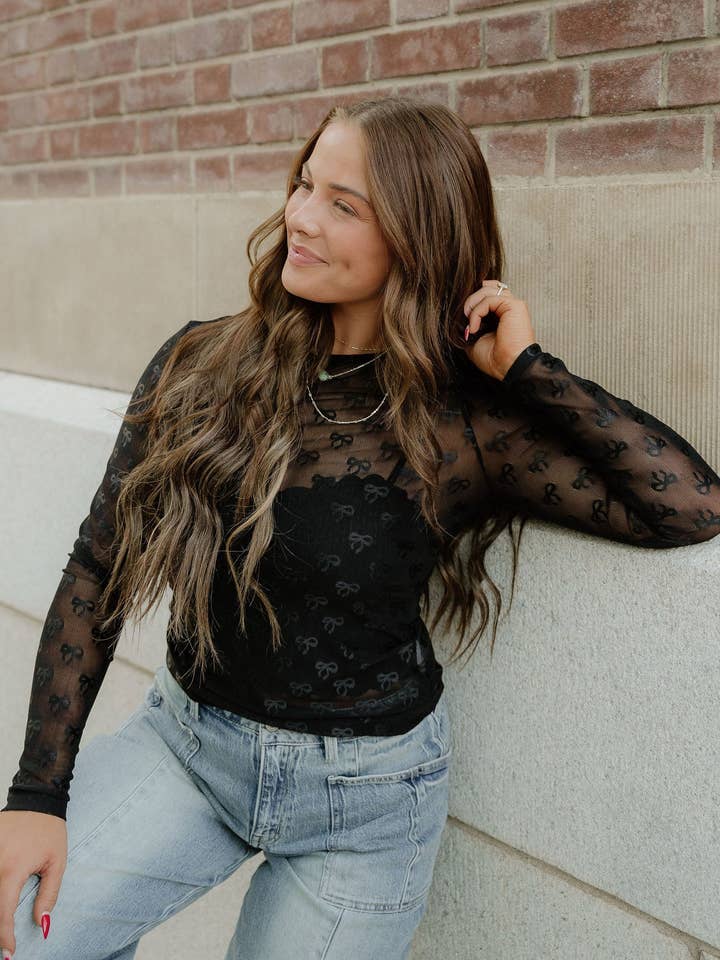 Haut en maille à motif nœud noir | Haut en maille transparente | Haut de sortie pour la vente par Indie & Co. | Women's Apparel
