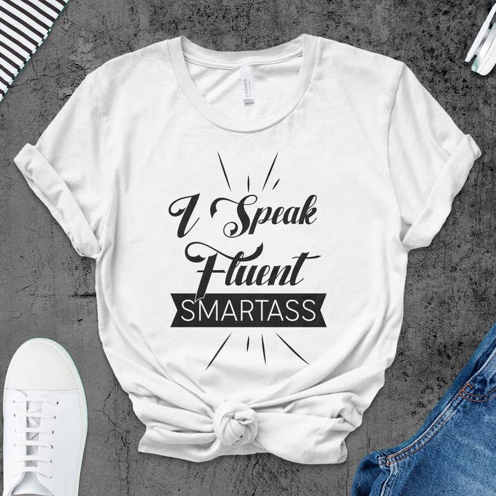 Camiseta unisex con frase divertida «I speak fluent smartass», regalo para amigo, camiseta casual con tipografía sarcástica para venta al por mayor de FreakyTeeFactory