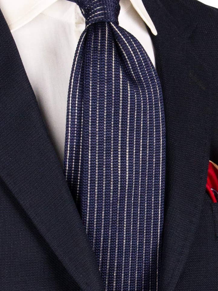 Kobaltblauwe Zijde Gebreide Stropdas met Witte Verticale Streep TRI677 voor wholesale door Graffeo Cravatte