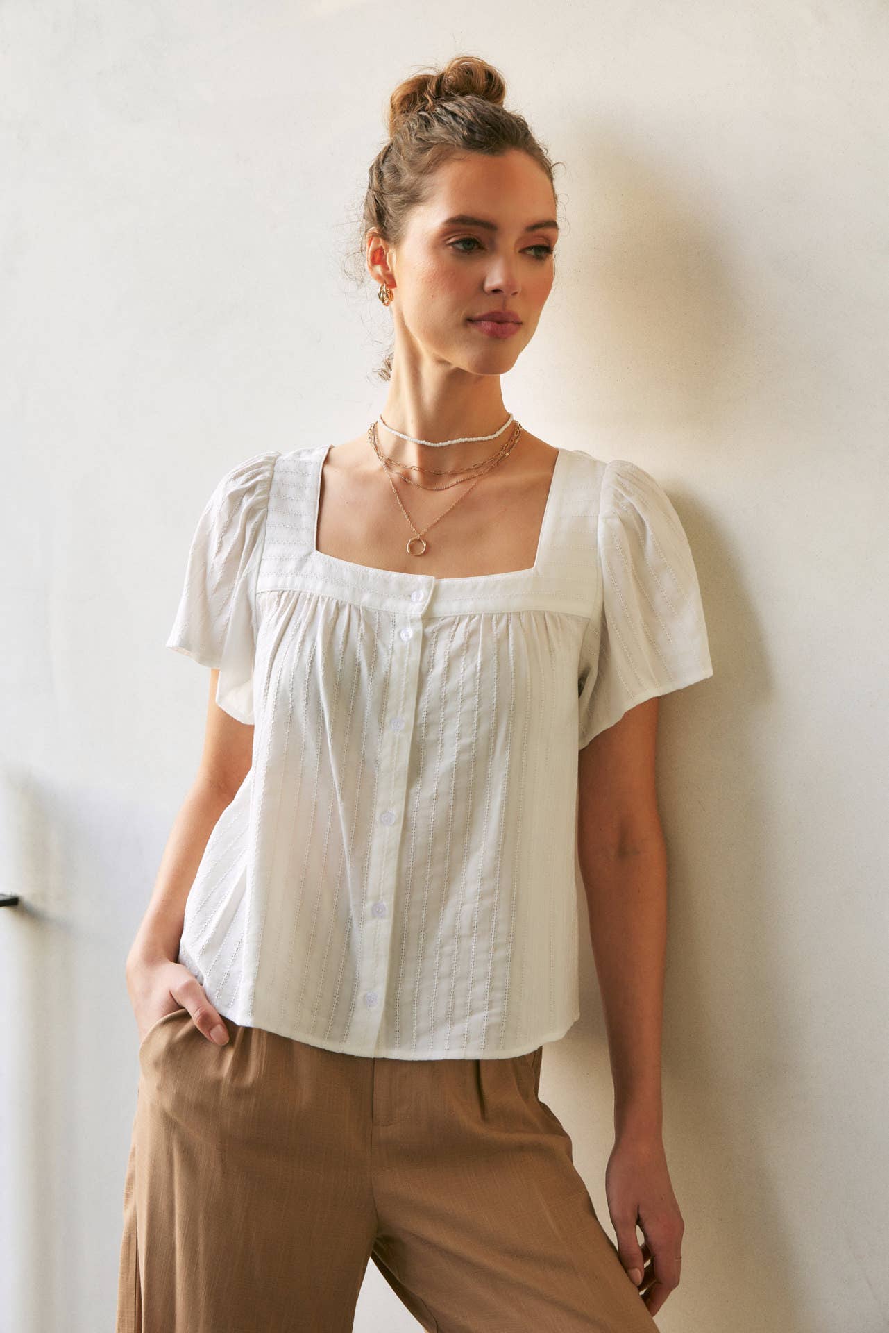 in february – Großhandel Bluse – Damen – BLUSE MIT STRUKTURIERTEM STOFF UND VIERKANT-AUSSCHNITT MIT KNOPFLEISTE18